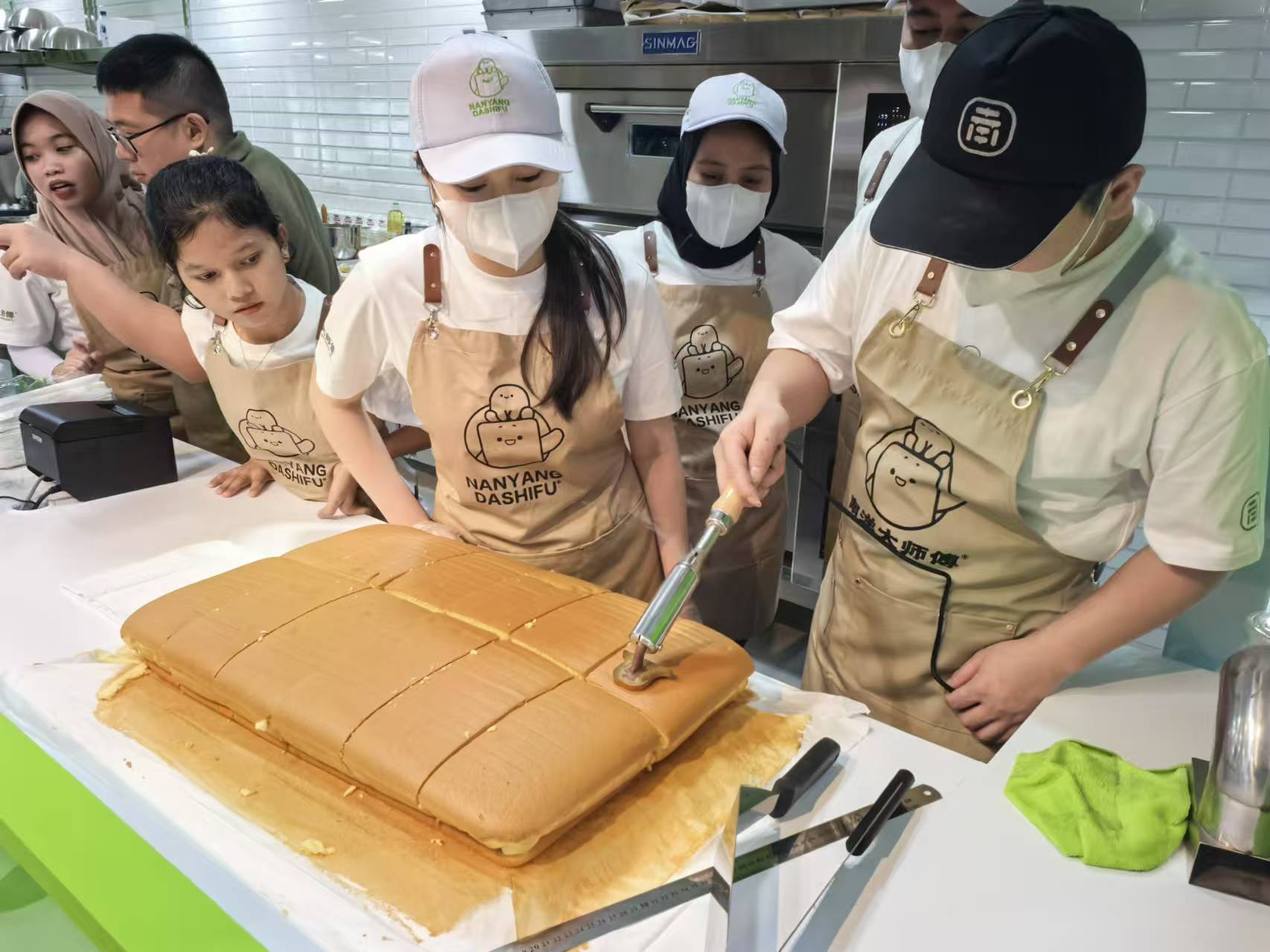 Dari kios di pinggir jalan ke taman industri, mengapa kue Cina berakar di Samudra Selatan(图1)